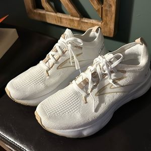 Almost new women’s Brooks Glycerin 20 size 9.5